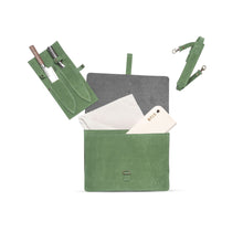 Încarcă imaginea în vizualizatorul Galerie, Set Bucătar - Geantă din piele velur, 2 cuțite, tocător, față de masă