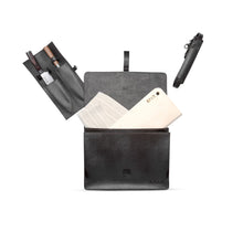 Încarcă imaginea în vizualizatorul Galerie, Set Bucătar - Geantă din piele, 2 cuțite, tocător, față de masă