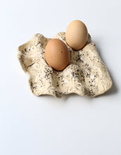Încarcă imaginea în vizualizatorul Galerie, Suport din ceramică manuală pentru ouă KUTT Mater