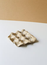 Încarcă imaginea în vizualizatorul Galerie, Suport din ceramică manuală pentru ouă KUTT Mater