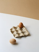 Încarcă imaginea în vizualizatorul Galerie, Suport din ceramică manuală pentru ouă KUTT Mater