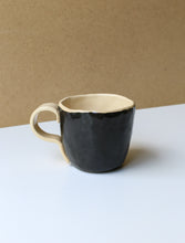 Încarcă imaginea în vizualizatorul Galerie, Cană din ceramică manuală KUTT Terra