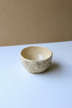 Încarcă imaginea în vizualizatorul Galerie, Bol din ceramică manuală KUTT Tenera