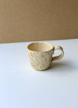 Încarcă imaginea în vizualizatorul Galerie, Cană din ceramică manuală KUTT Terra