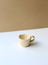 Încarcă imaginea în vizualizatorul Galerie, Cană din ceramică manuală KUTT Terra