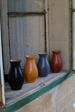 Încarcă imaginea în vizualizatorul Galerie, Vază din lut Allegra