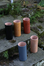 Încarcă imaginea în vizualizatorul Galerie, Vază din lut Isa