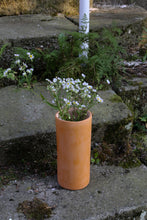 Încarcă imaginea în vizualizatorul Galerie, Vază din lut Isa