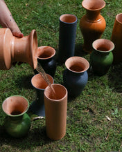 Încarcă imaginea în vizualizatorul Galerie, Vază din lut Indio