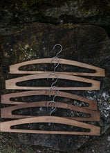 Încarcă imaginea în vizualizatorul Galerie, Set 5 umerașe din lemn Allure