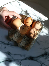 Încarcă imaginea în vizualizatorul Galerie, Suport din ceramică manuală pentru ouă KUTT Mater
