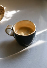 Încarcă imaginea în vizualizatorul Galerie, Cană din ceramică manuală KUTT Terra