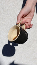 Încarcă imaginea în vizualizatorul Galerie, Cană din ceramică manuală KUTT Terra