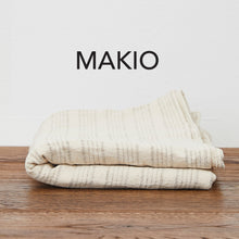 Încarcă imaginea în vizualizatorul Galerie, Set Bucătar - Geantă din piele, 2 cuțite, tocător, față de masă