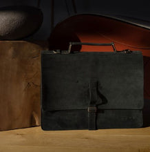 Încarcă imaginea în vizualizatorul Galerie, Geantă din piele velur KUTT Atra