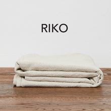 Încarcă imaginea în vizualizatorul Galerie, Set Bucătar - Geantă din piele, 2 cuțite, tocător, față de masă