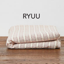 Încarcă imaginea în vizualizatorul Galerie, Set Bucătar - Geantă din piele velur, 2 cuțite, tocător, față de masă