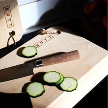 Încarcă imaginea în vizualizatorul Galerie, Set Bucătar - Geantă din piele, 2 cuțite, tocător, față de masă