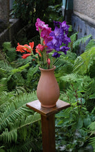 Încarcă imaginea în vizualizatorul Galerie, Vază din lut Allegra