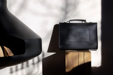 Încarcă imaginea în vizualizatorul Galerie, Geantă din piele KUTT Nero