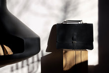 Încarcă imaginea în vizualizatorul Galerie, Geantă din piele velur KUTT Atra