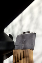 Încarcă imaginea în vizualizatorul Galerie, Geantă din piele velur KUTT Sussurro