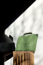 Încarcă imaginea în vizualizatorul Galerie, Geantă din piele velur KUTT Agave