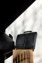 Încarcă imaginea în vizualizatorul Galerie, Geantă din piele KUTT Nero