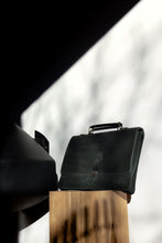 Încarcă imaginea în vizualizatorul Galerie, Geantă din piele velur KUTT Atra