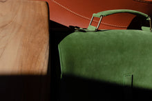 Încarcă imaginea în vizualizatorul Galerie, Geantă din piele velur KUTT Agave