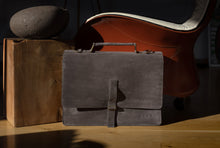 Încarcă imaginea în vizualizatorul Galerie, Geantă din piele velur KUTT Sussurro