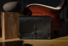 Încarcă imaginea în vizualizatorul Galerie, Geantă din piele KUTT Nero