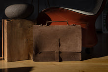 Încarcă imaginea în vizualizatorul Galerie, Geantă din piele velur KUTT Velluto