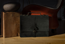 Încarcă imaginea în vizualizatorul Galerie, Geantă din piele velur KUTT Atra