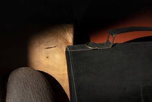 Încarcă imaginea în vizualizatorul Galerie, Geantă din piele velur KUTT Atra