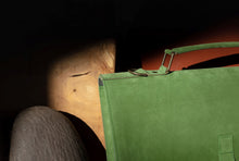 Încarcă imaginea în vizualizatorul Galerie, Geantă din piele velur KUTT Agave