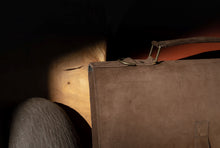 Încarcă imaginea în vizualizatorul Galerie, Geantă din piele velur KUTT Velluto