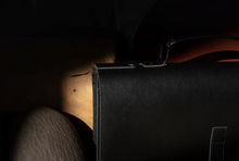 Încarcă imaginea în vizualizatorul Galerie, Geantă din piele KUTT Nero