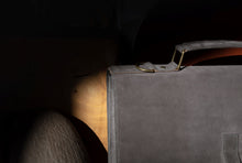 Încarcă imaginea în vizualizatorul Galerie, Geantă din piele velur KUTT Sussurro