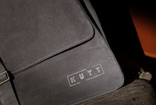 Încarcă imaginea în vizualizatorul Galerie, Geantă din piele velur KUTT Sussurro