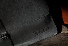 Încarcă imaginea în vizualizatorul Galerie, Geantă din piele KUTT Nero