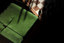 Încarcă imaginea în vizualizatorul Galerie, Geantă din piele velur KUTT Agave