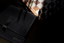 Încarcă imaginea în vizualizatorul Galerie, Geantă din piele velur KUTT Atra