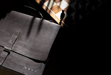 Încarcă imaginea în vizualizatorul Galerie, Geantă din piele velur KUTT Sussurro