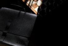 Încarcă imaginea în vizualizatorul Galerie, Geantă din piele KUTT Nero