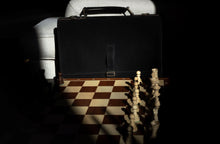 Încarcă imaginea în vizualizatorul Galerie, Geantă din piele velur KUTT Atra