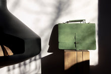 Încarcă imaginea în vizualizatorul Galerie, Geantă din piele velur KUTT Agave