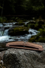 Încarcă imaginea în vizualizatorul Galerie, Set 5 umerașe din lemn Allure