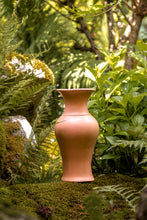 Încarcă imaginea în vizualizatorul Galerie, Vază din lut Reina