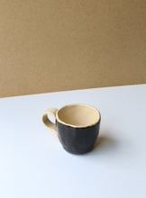 Încarcă imaginea în vizualizatorul Galerie, Cană din ceramică manuală KUTT Terra
